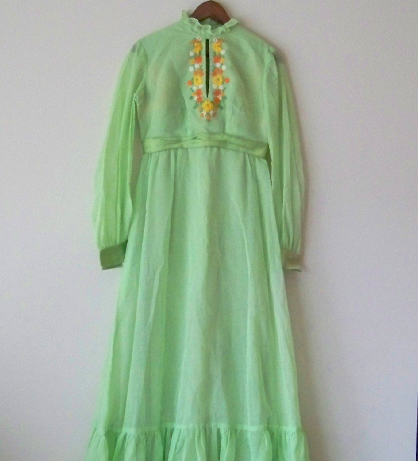 60Er Lime Chartreuse Peekaboo Floral Bestickt Schiere Ärmel Maxi Party Kleid S von evileyevintage