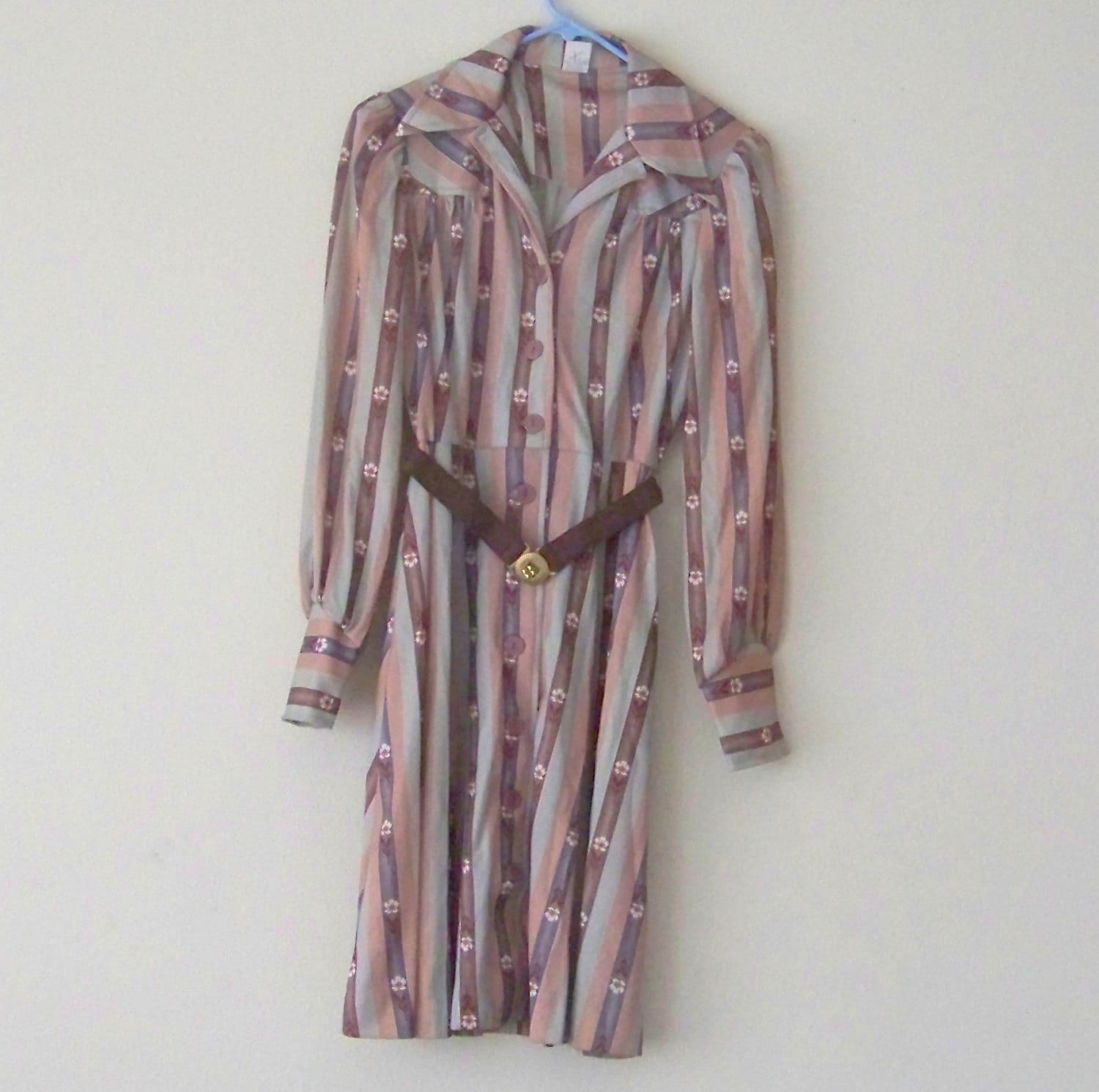 70Er Button Up Streifen Und Blumen Gürtel Frühlingskleid Neutraltöne Pastell Polyester Klein Größe 9 von evileyevintage