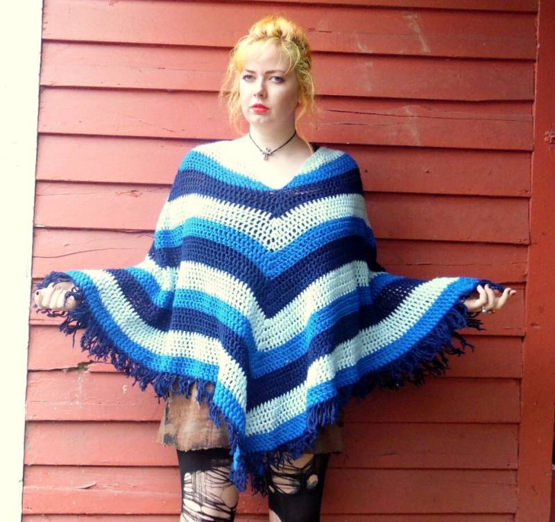 70Er Verblasster Himmel Blau Gestreifter Fransen Poncho Hippie Boho Oma Chic Handmade Pullover von evileyevintage