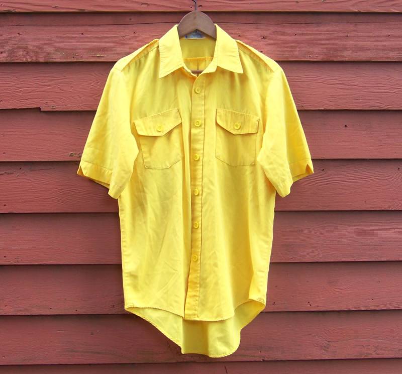 80Er/90Er Jahre Banane Gelb Taste Bis Frühjahr Sommer Mens Schaltfläche Kurze Ärmel Fashion Shirt Gr. M von evileyevintage