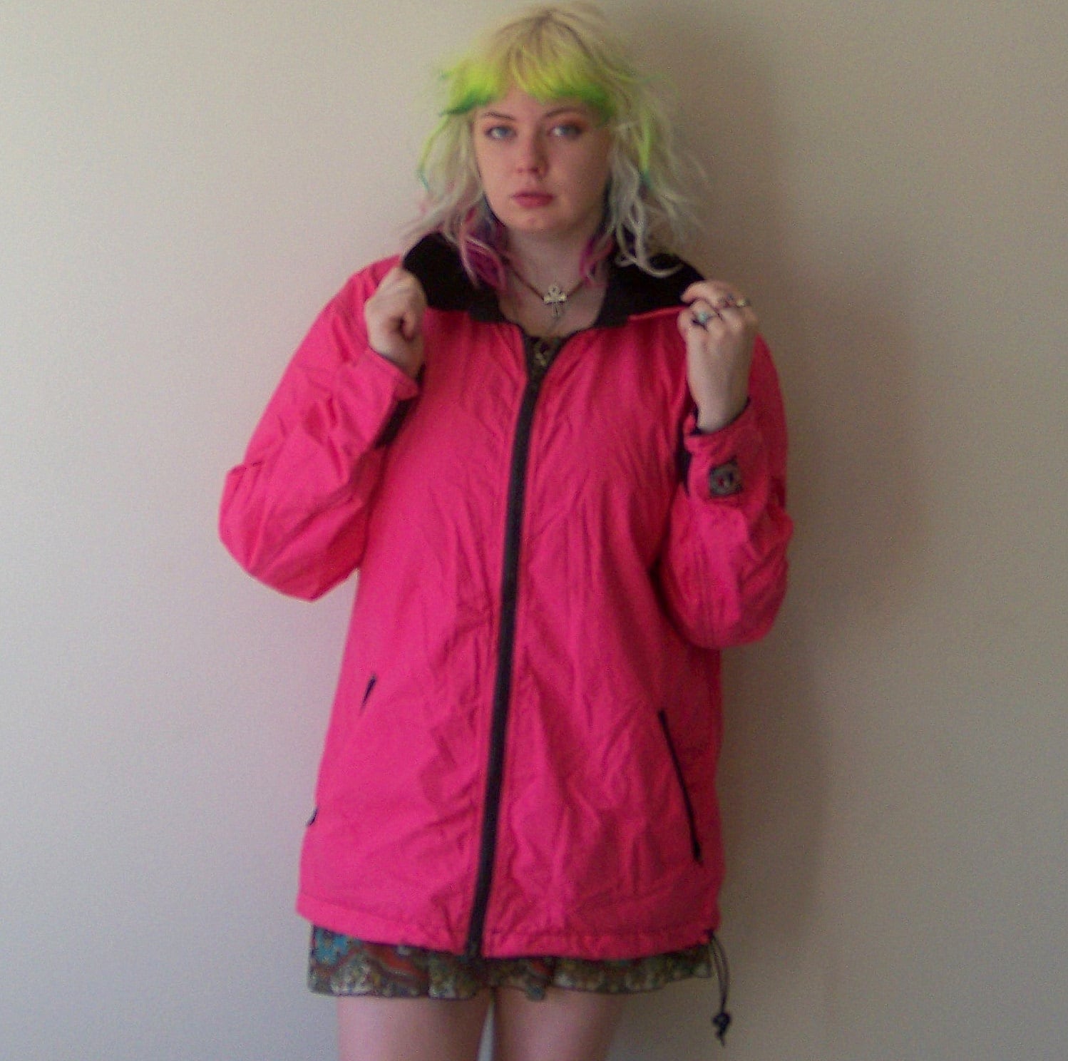 80Er Jahre Neon Hot Pink Windbreaker Kunstpelz Kragen Neuheit Ski Regenjacke Klein von evileyevintage