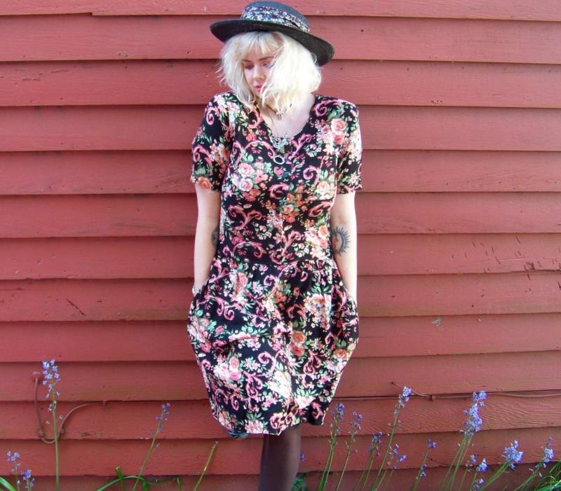 80Er Lady Carol Button Up Schwarz Rosa Floral Frühling Sommerkleid Mit Taschen M 12 80Er Lady Carol Button Up Schwarz Rosa Floral Frühling Sommerkleid Mit Taschen M 12 von evileyevintage