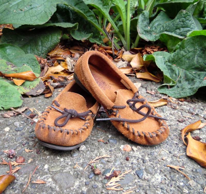 90Er Wildleder Braun Minnetonka Slip On Moccasins Hippie Boho Kinder Vintage Schuhe 9 von evileyevintage