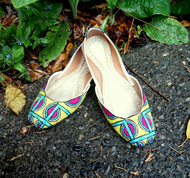Vintage Gelb Geometrisch Bestickt Ethno Hippie Khussa Flats Damen Leder Schuhe 7 8 von evileyevintage
