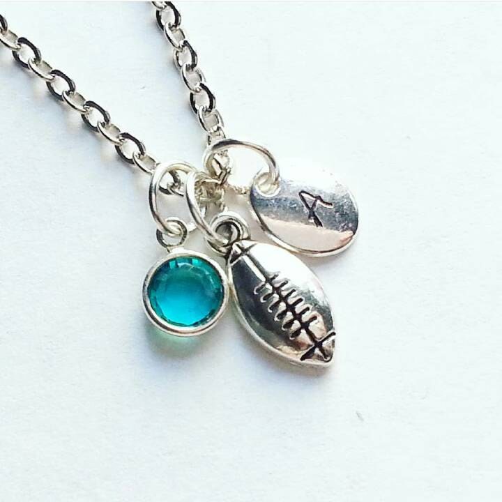 Benutzerdefinierte Fußball-Halskette, Echte Swarovski Birthstone, Von Hand Gestempelt Ersten Charme, Wahl Der Länge von evilqueenjewelry