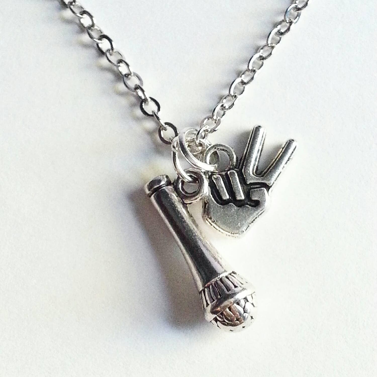 Die Stimme Inspiriert Halskette, Siegsymbol Und Mikrofon, Silber. Zinn von evilqueenjewelry