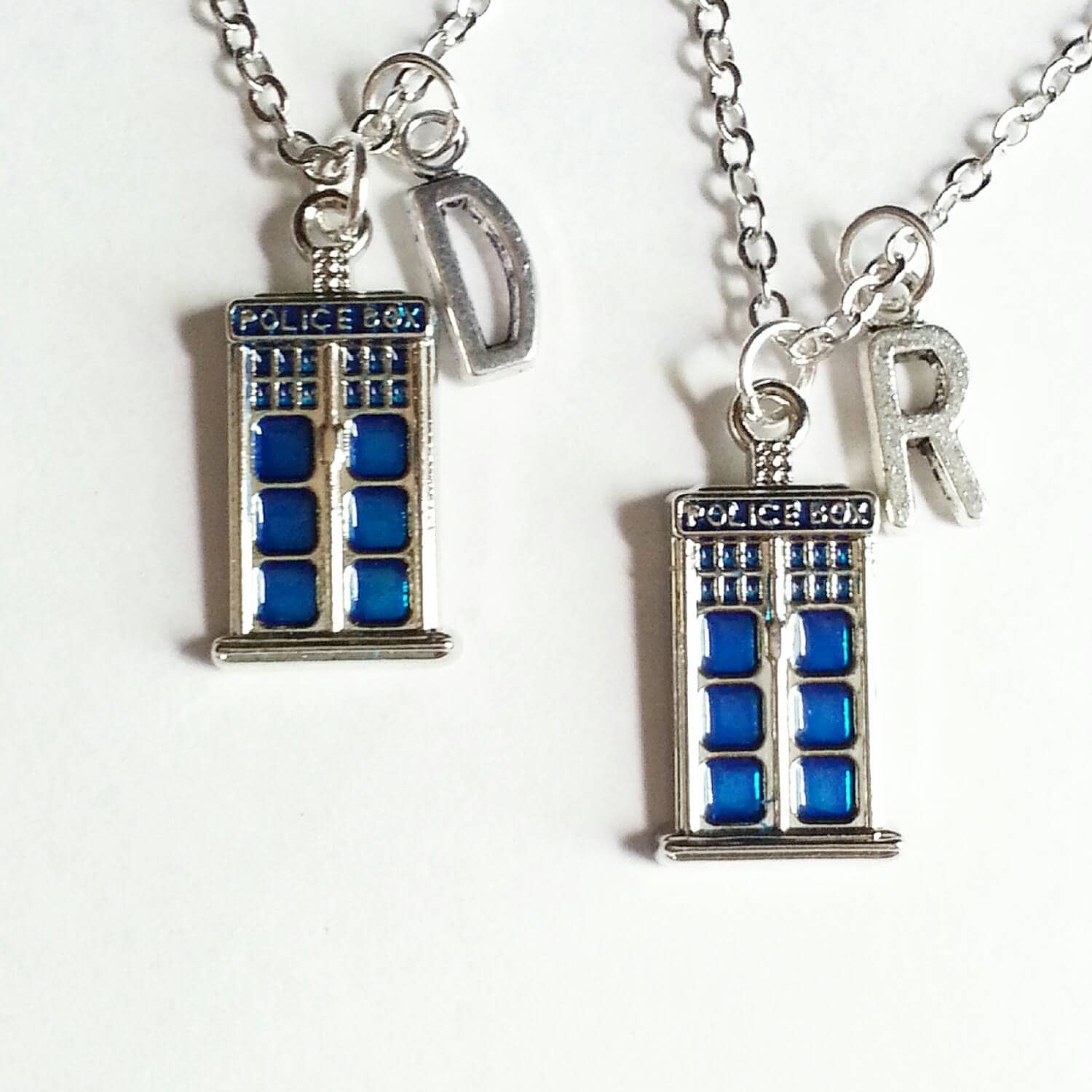 Dr Who Inspirierte Personalisierte Freundschaftsketten, Blaue Tardis Polizei Box, Initiale, Liebhaber von evilqueenjewelry