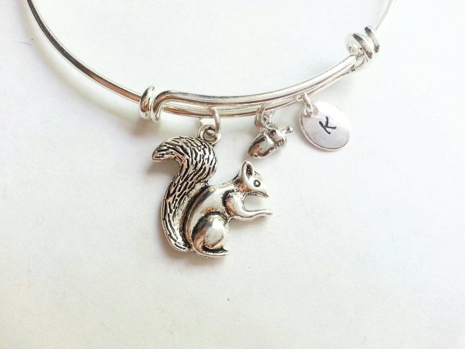 Hey Look, Ein Eichhörnchen Personalisierte Silber Eichhörnchen Verstellbare Armreif, Eichel, Handgestempelte Initiale von evilqueenjewelry