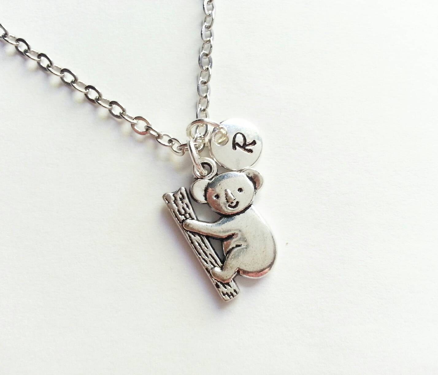 Koala Bär Halskette Mit Einem Hand Gestempelt Initial Charme, Benutzerdefinierte Länge, Silber Halskette, Tier Personalisierter Schmuck von evilqueenjewelry