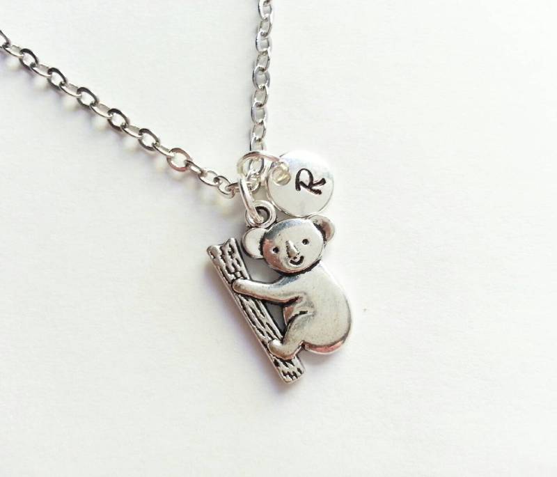Koala Bär Halskette Mit Einem Hand Gestempelt Initial Charme, Benutzerdefinierte Länge, Silber Halskette, Tier Personalisierter Schmuck von evilqueenjewelry