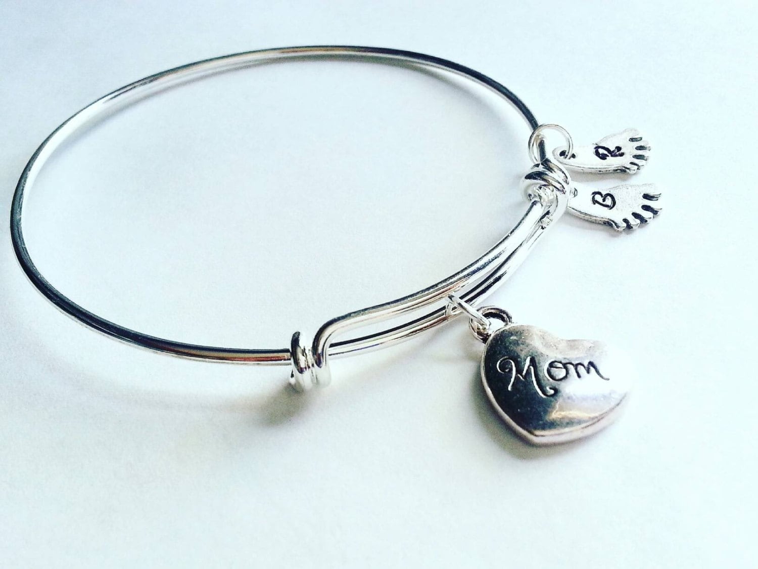 Mama Armband, Handgestempelt Initialen Auf Fußabdruck Charms, Verstellbare Armreif von evilqueenjewelry