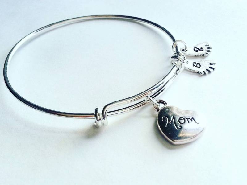 Mama Armband, Handgestempelt Initialen Auf Fußabdruck Charms, Verstellbare Armreif von evilqueenjewelry