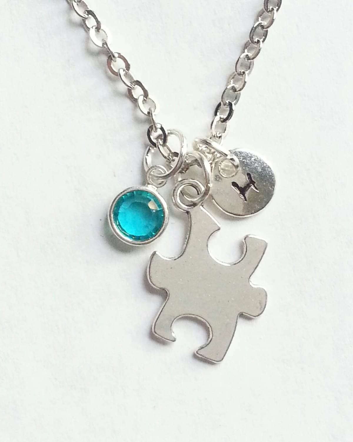 Monogrammiert Personalisierte Autismus Bewusstsein Halskette, Silber Puzzle Stück, Von Hand Gestempelt Initial, Echte Swarovski Birthstone Kristall von evilqueenjewelry