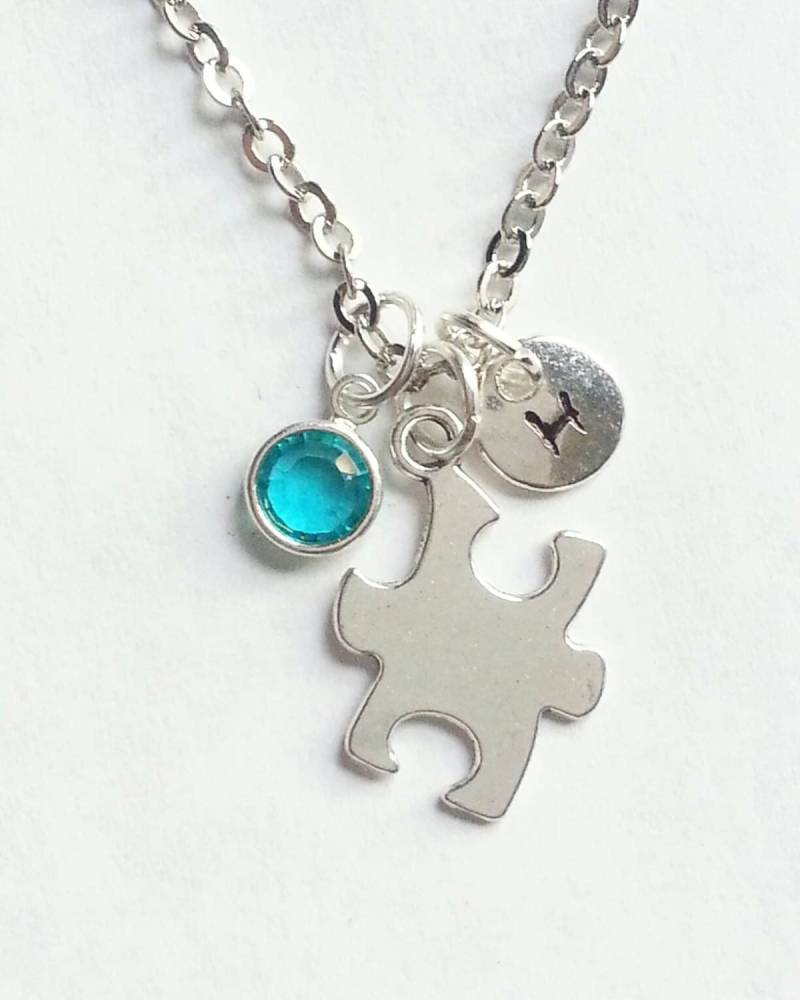 Monogrammiert Personalisierte Autismus Bewusstsein Halskette, Silber Puzzle Stück, Von Hand Gestempelt Initial, Echte Swarovski Birthstone Kristall von evilqueenjewelry