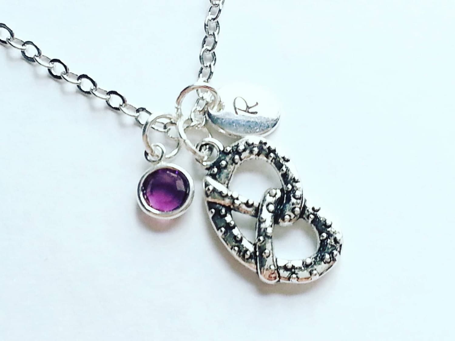 Personalisieren Sie Silber Brezel Halskette, Echte Swarovski Birthstone, Von Hand Gestempelt Initial, Benutzerdefinierte Länge von evilqueenjewelry