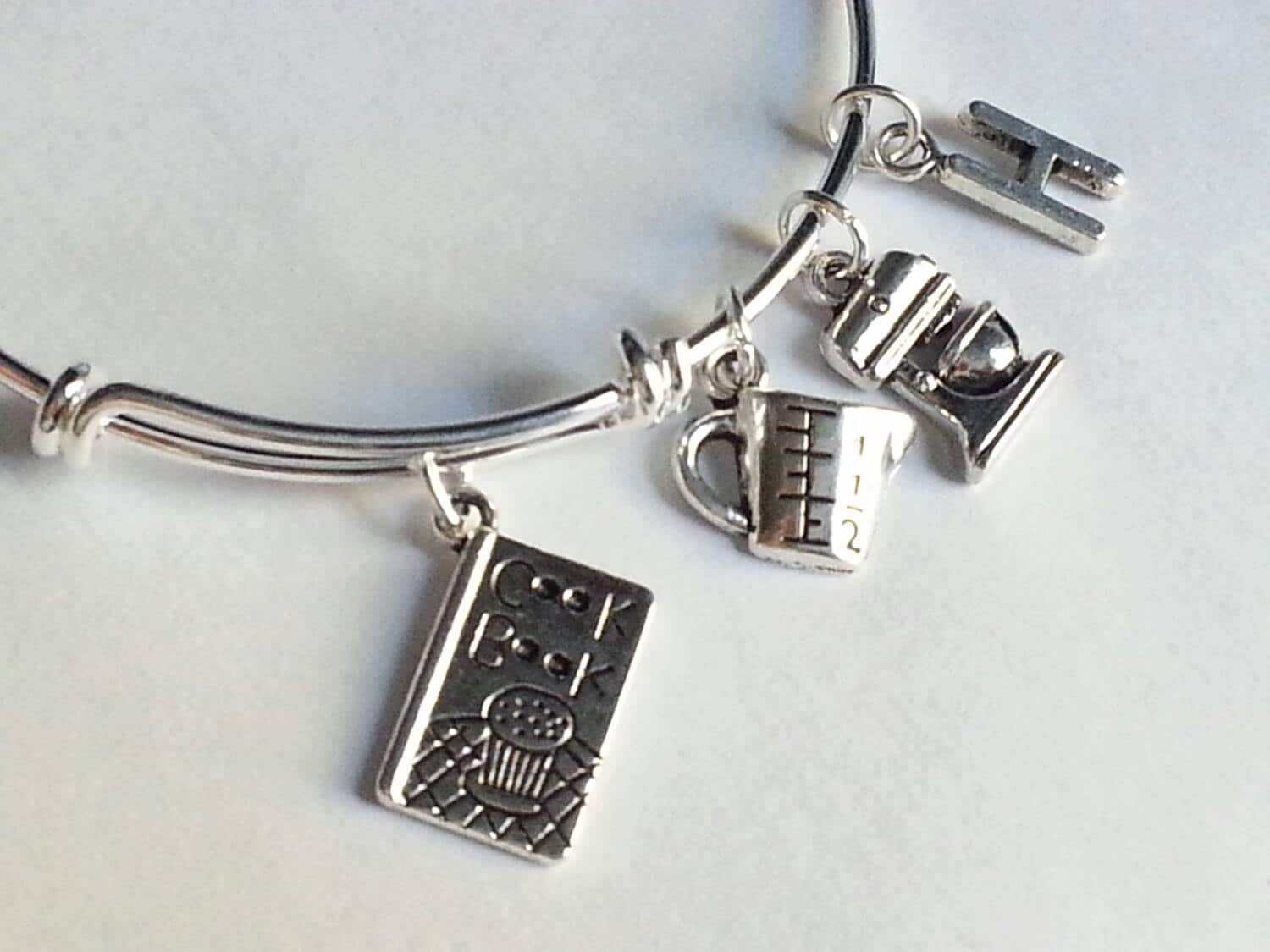 Personalisierte Erste Armband, Bäcker Oder Chef, Kochbuch, Messbecher Und Mixer, Silber Vergoldet Verstellbararm Armband von evilqueenjewelry