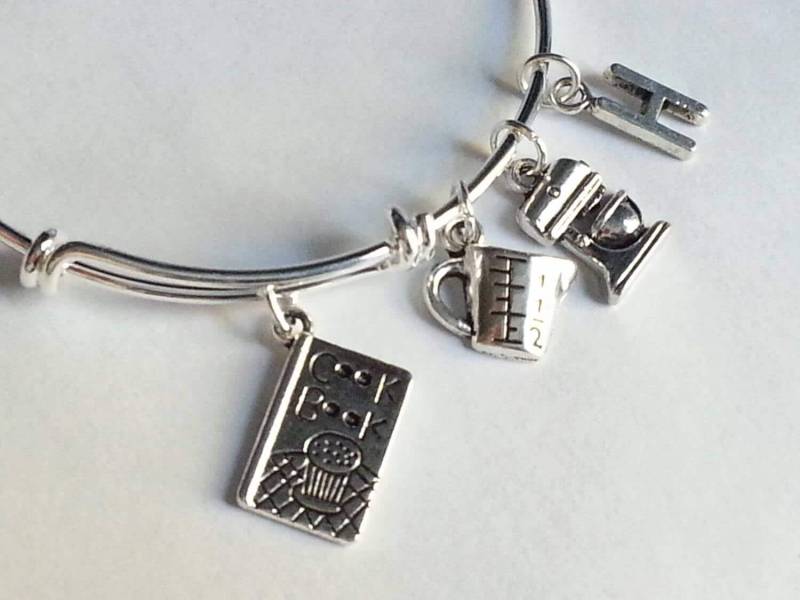 Personalisierte Erste Armband, Bäcker Oder Chef, Kochbuch, Messbecher Und Mixer, Silber Vergoldet Verstellbararm Armband von evilqueenjewelry