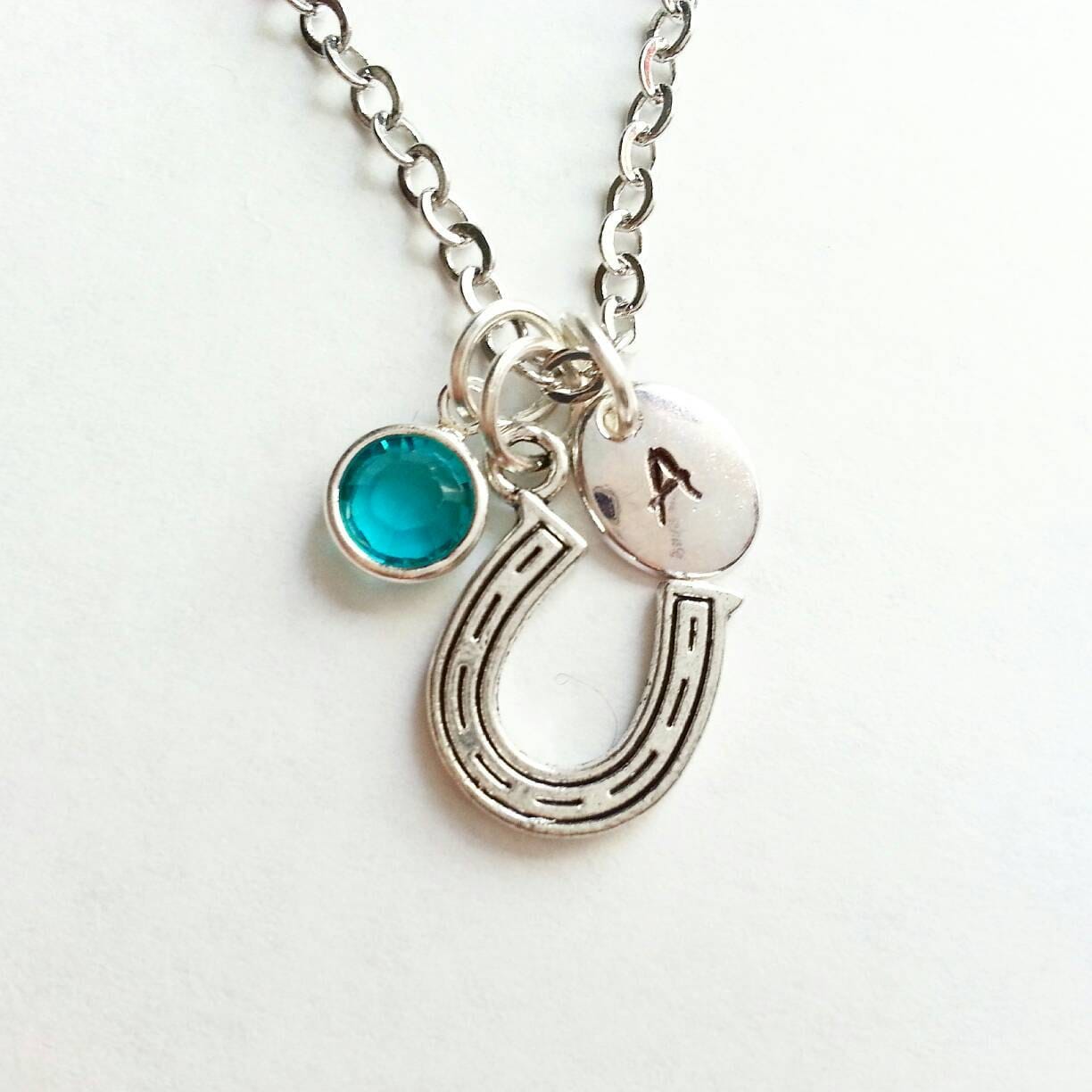 Personalisierte Glück Hufeisen Halskette, Echte Swarovski Birthstone Kristall, Von Hand Gestempelt Initial, Benutzerdefinierte Länge von evilqueenjewelry