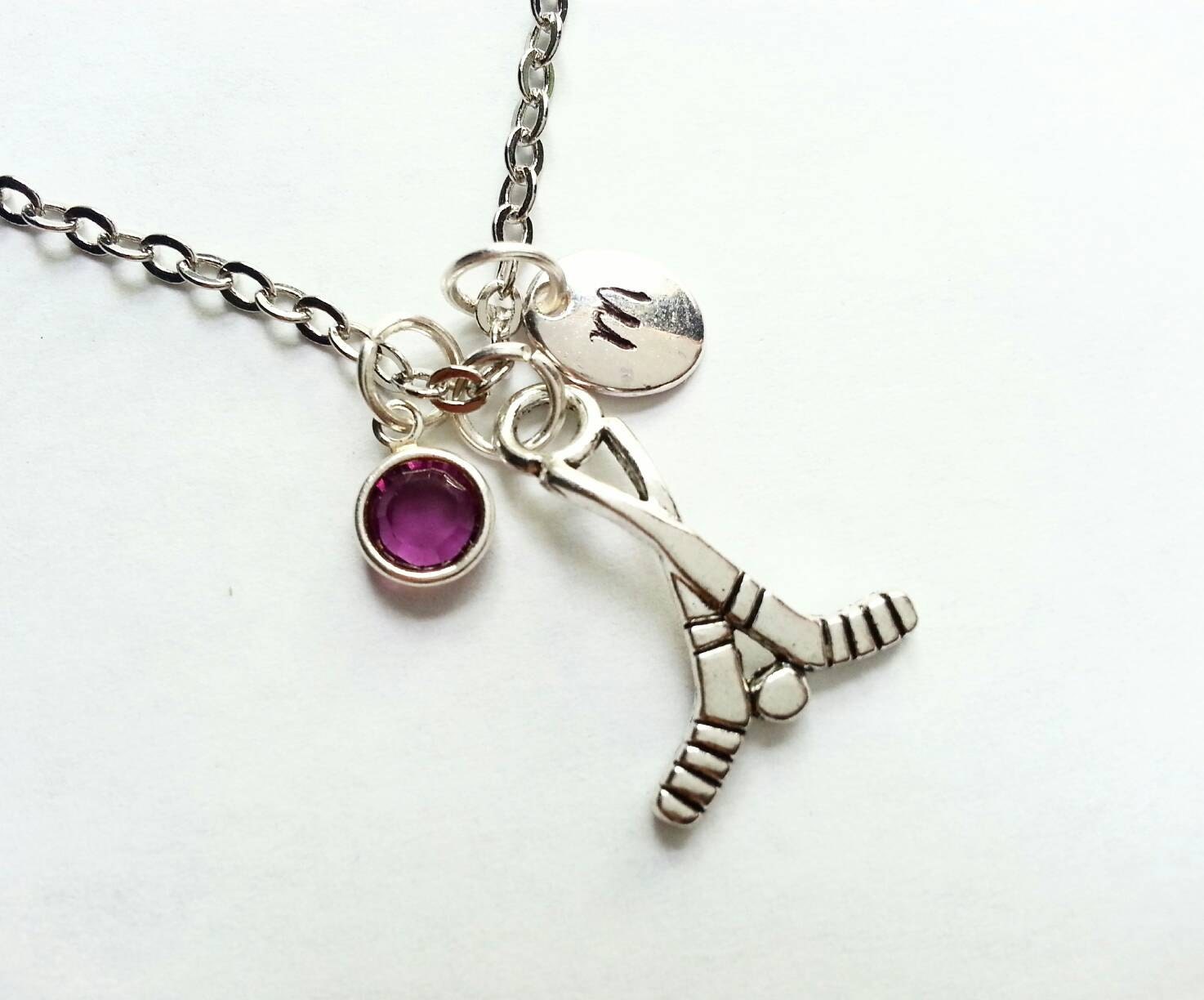 Personalisierte Hockey Stick Halskette, Echte Swarovski Birthstone Kristall, Von Hand Gestempelt Initial, Hockey-Liebhaber von evilqueenjewelry