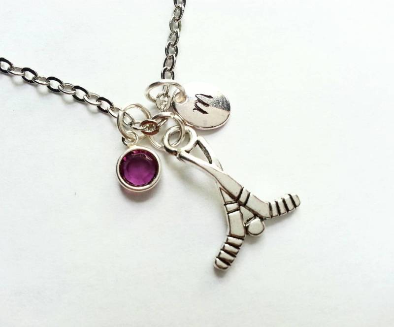 Personalisierte Hockey Stick Halskette, Echte Swarovski Birthstone Kristall, Von Hand Gestempelt Initial, Hockey-Liebhaber von evilqueenjewelry