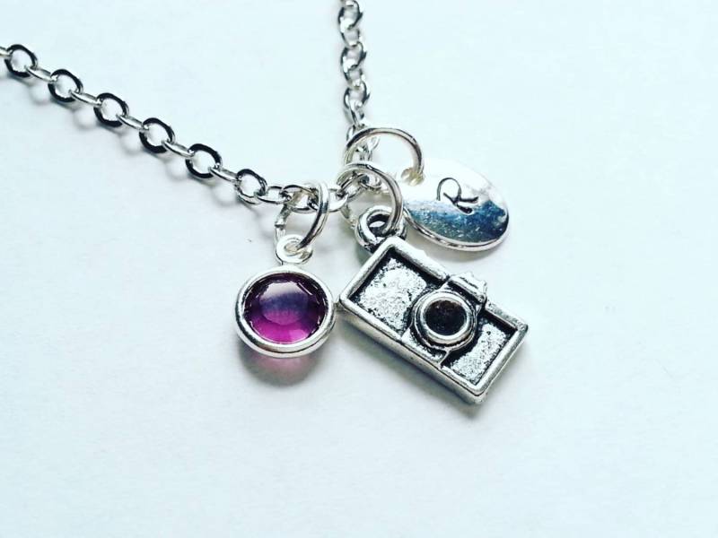 Personalisierte Kamera Halskette, Von Hand Gestempelt Initial, Echte Swarovski Birthstone, Benutzerdefinierte Länge, Fotograf von evilqueenjewelry