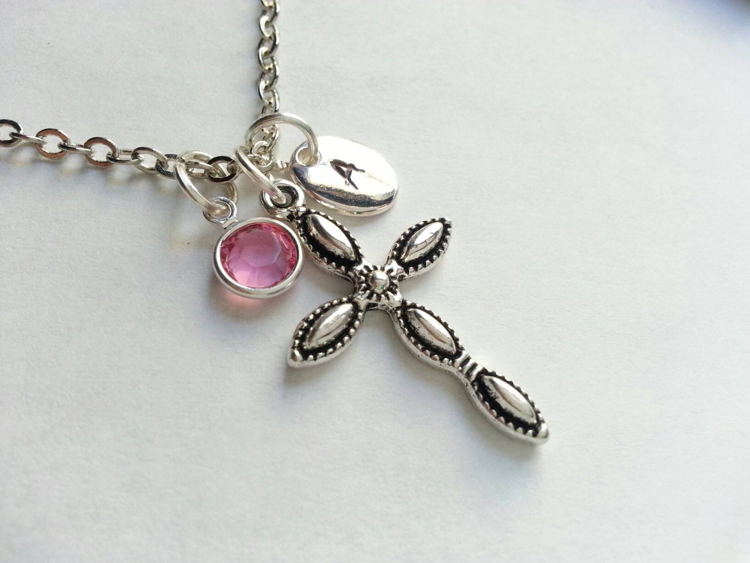 Personalisierte Kreuz Halskette, Echte Swarovski Kristall Geburtsstein, Gestempelt Initial, Benutzerdefinierte Länge, Silber Kreuz, Religiöser von evilqueenjewelry