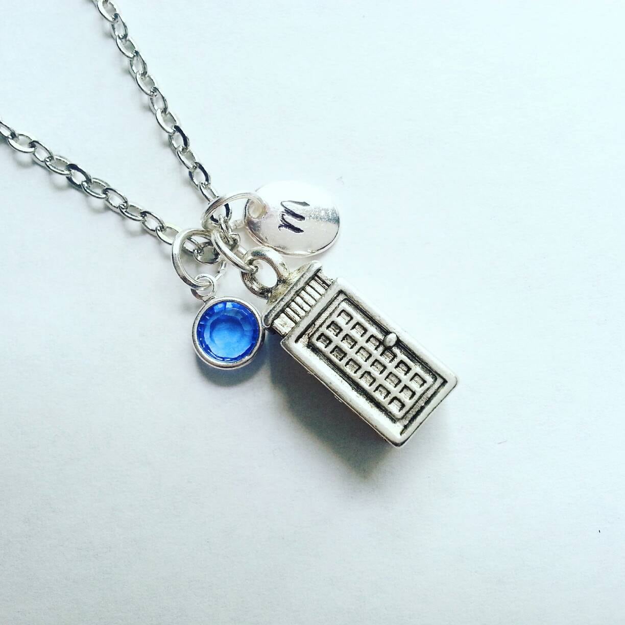 Personalisierte Polizei-Box-Halskette, Von Hand Gestempelt Initial, Swarovski Birtstone Kristall, Arzt, Der Inspiriert, Antik Silber Tardis Halskette von evilqueenjewelry