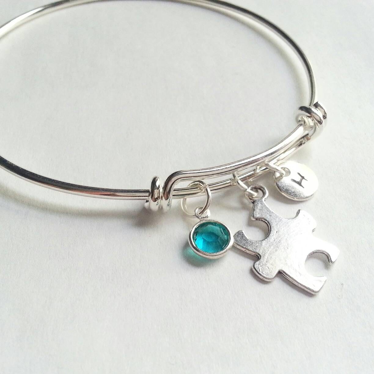 Personalisierte Silber Autismus Bewusstsein Verstellbare Armreif, Von Hand Gestempelt Initial, Echte Swarovski Birthstone, Puzzle-stück von evilqueenjewelry