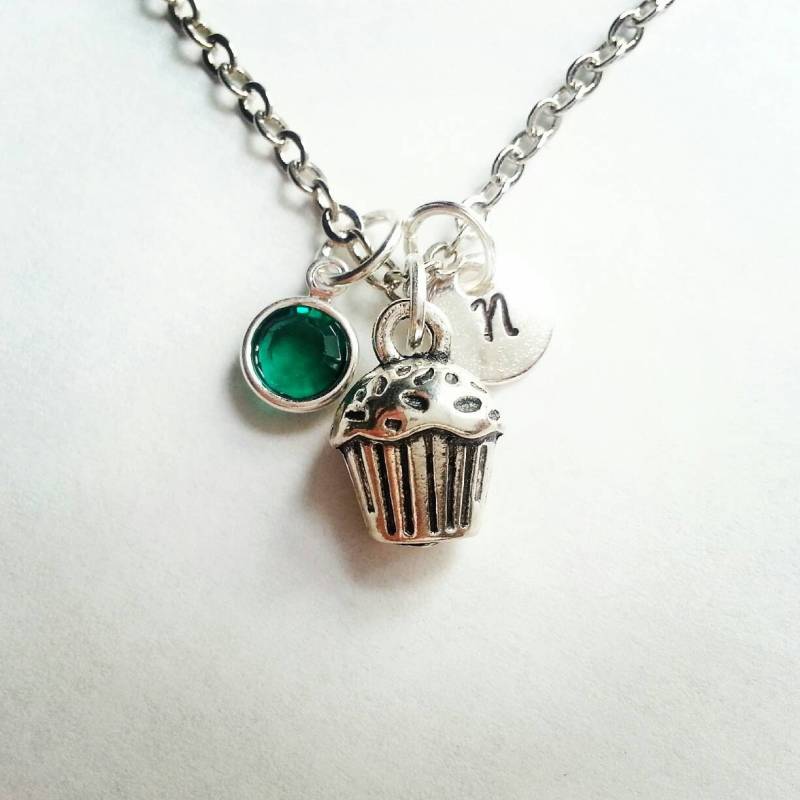 Personalisierte Silber Cupcake Halskette, Swarovski Birthstone, Von Hand Gestempelt Initial, Benutzerdefinierte Länge von evilqueenjewelry