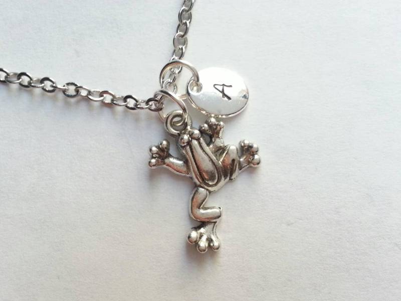 Personalisierte Silber Frosch Halskette, Initial, Handgestempelt von evilqueenjewelry