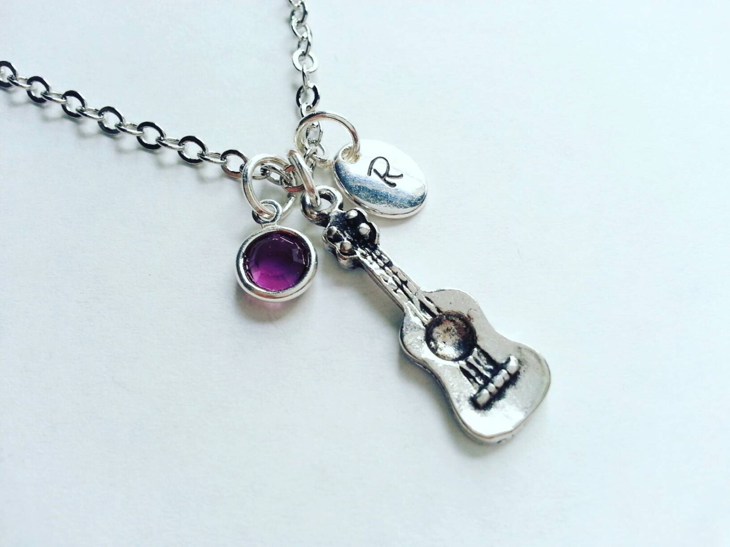 Personalisierte Silber Gitarre Halskette, Von Hand Gestempelt Initial, Echte Swarovski Birthstone Kristall, Benutzerdefinierte Länge von evilqueenjewelry