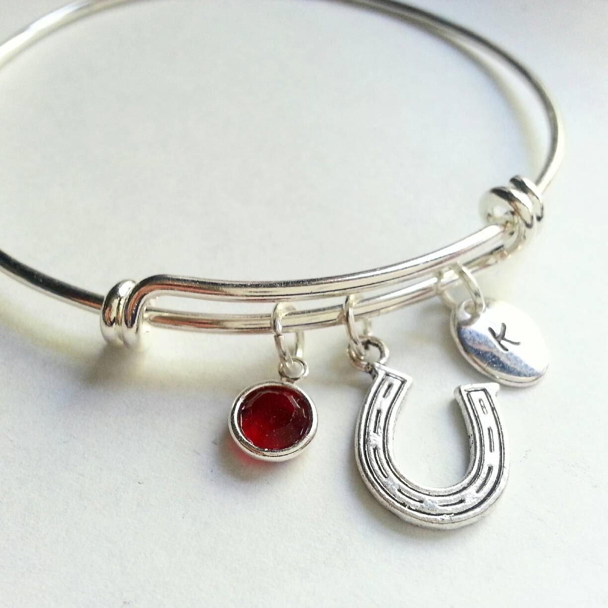 Personalisierte Silber Glück Hufeisen Verstellbararm Armband, Swarovski Birthstone Kristall, Von Hand Gestempelt Initial von evilqueenjewelry