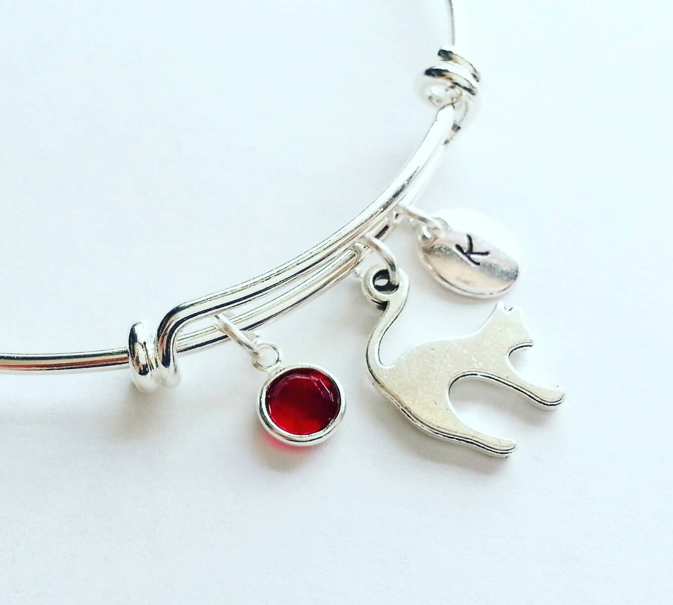 Personalisierte Silber Katze Armband, Verstellbare Armreif, Echte Swarovski Birthstone, Von Hand Gestempelt Initial von evilqueenjewelry