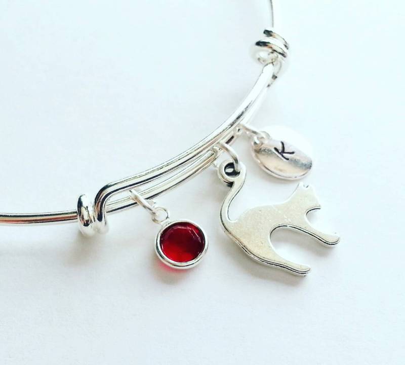 Personalisierte Silber Katze Armband, Verstellbare Armreif, Echte Swarovski Birthstone, Von Hand Gestempelt Initial von evilqueenjewelry