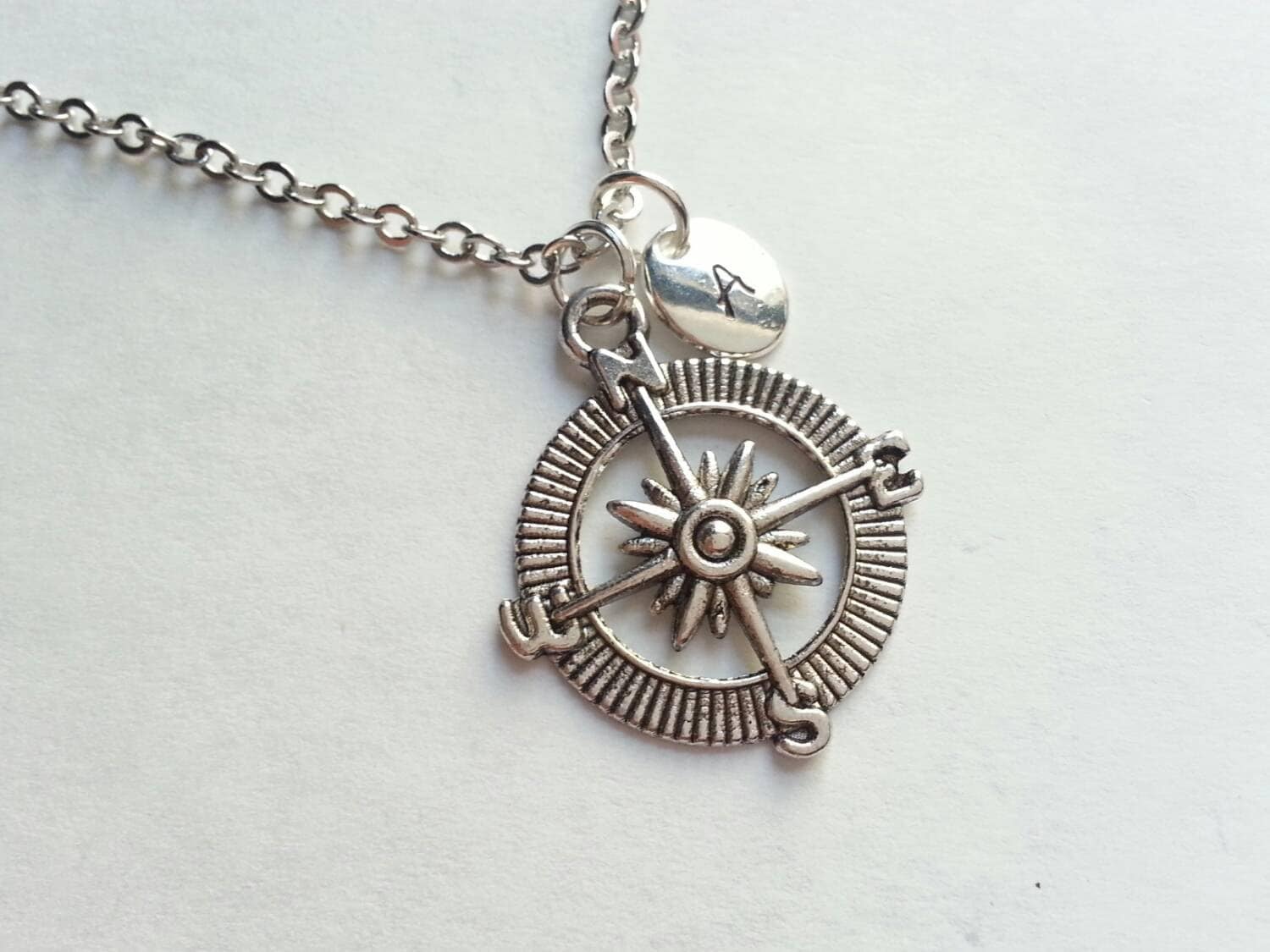 Personalisierte Silber Kompass Halskette, Handgestempelt Initial von evilqueenjewelry