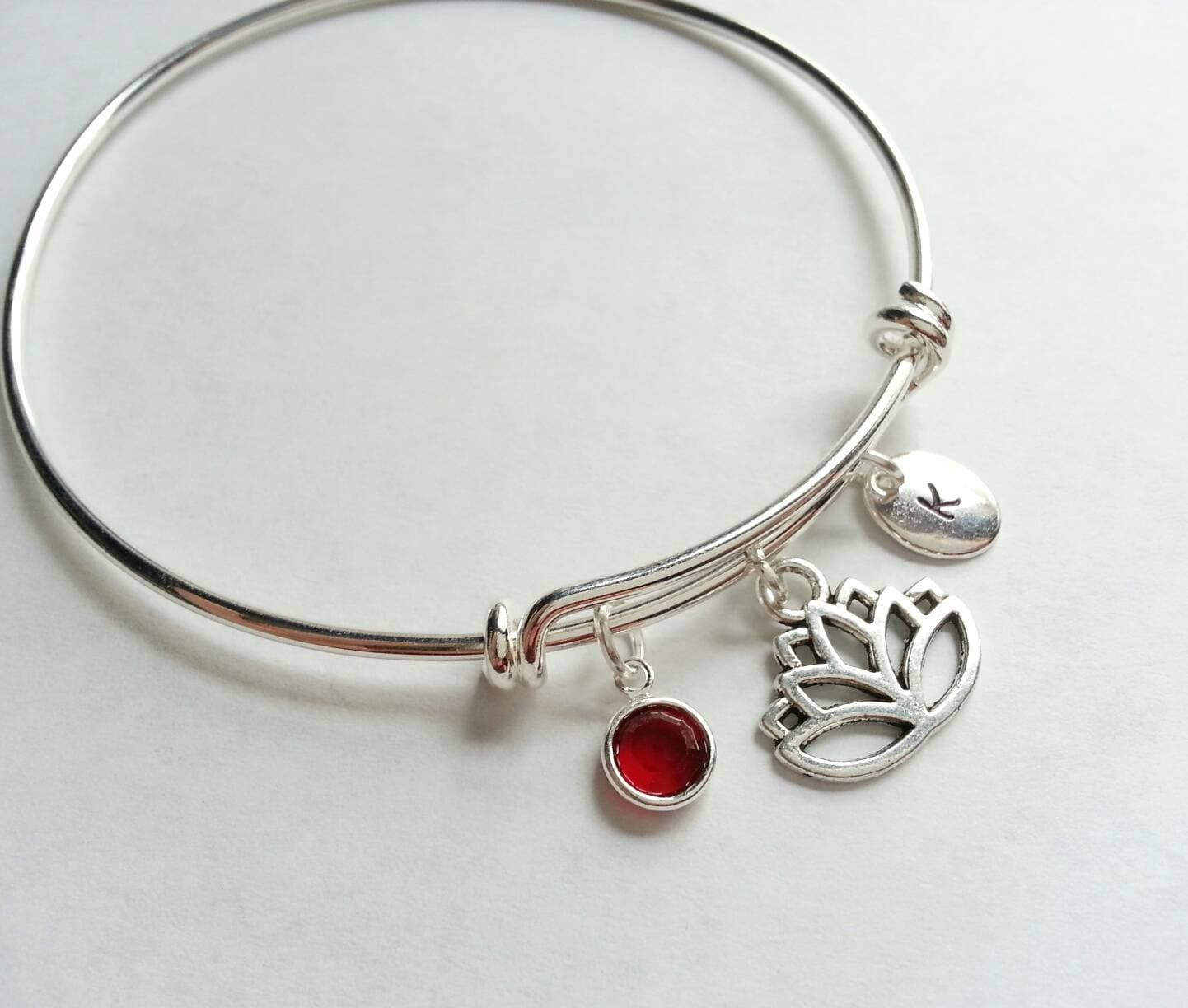 Personalisierte Silber Lotus Armband, Verstellbare Größe, Swarovski Birthstone Kristall, Von Hand Gestempelt Initial von evilqueenjewelry