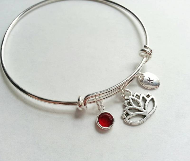Personalisierte Silber Lotus Armband, Verstellbare Größe, Swarovski Birthstone Kristall, Von Hand Gestempelt Initial von evilqueenjewelry