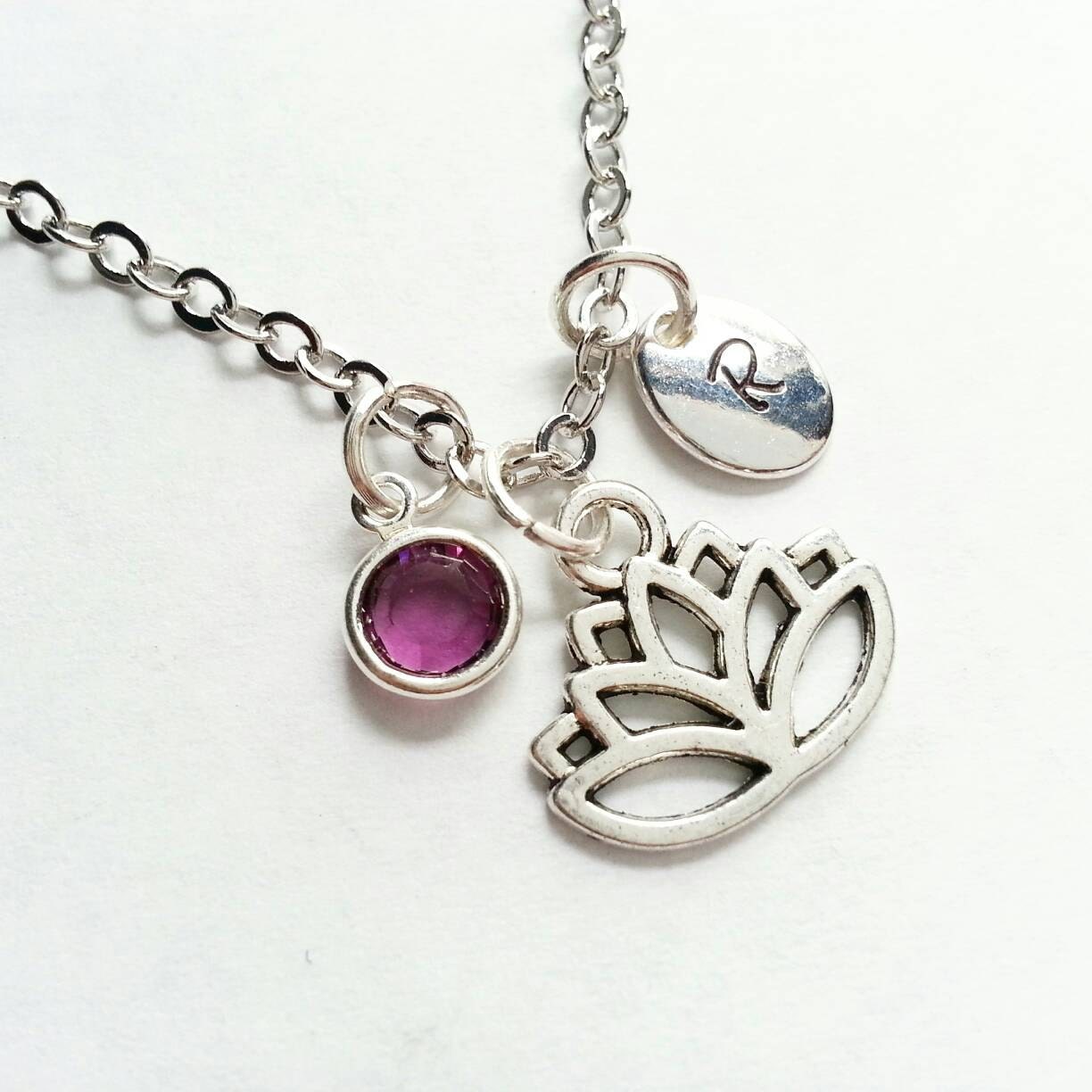 Personalisierte Silber Lotusblüten Halskette, Echter Swarovski Geburtsstein, Handgestempelte Initiale, Individuelle Länge. Serenity Halskette von evilqueenjewelry