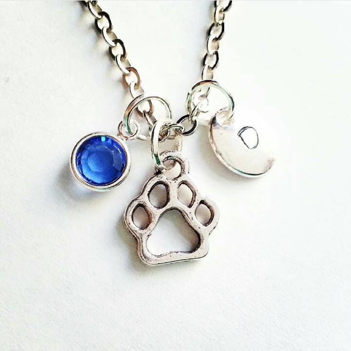 Personalisierte Silber Pfote Print Halskette, Hand Gestempelte Initiale, Swarovski Kristall Geburtsstein, Beste Freundin, Haustier Erinnerung von evilqueenjewelry