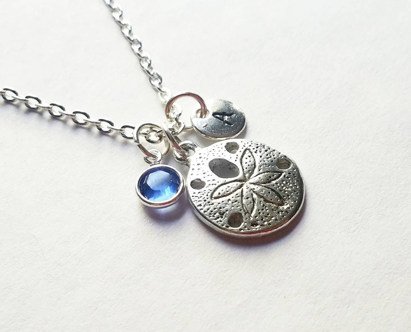 Personalisierte Silber Sanddollar Halskette, Von Hand Gestempelt, Initial, Swarovski Birthstone, Benutzerdefinierte Länge, Strand Themen, Ozean von evilqueenjewelry