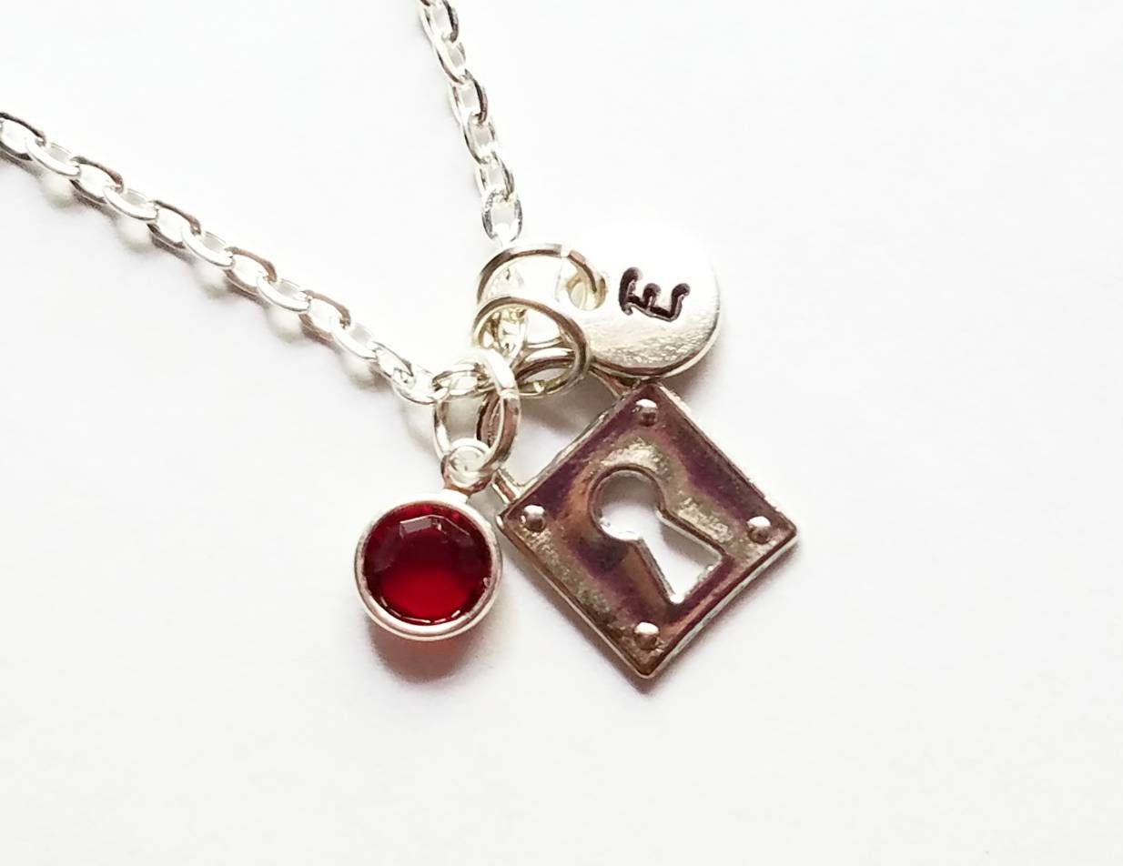 Personalisierte Silber Schloss Halskette, Von Hand Gestempelt Initial, Echte Swarovski Kristall Birthstone, Benutzerdefinierte Länge von evilqueenjewelry