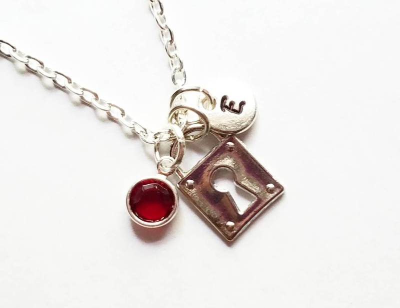 Personalisierte Silber Schloss Halskette, Von Hand Gestempelt Initial, Echte Swarovski Kristall Birthstone, Benutzerdefinierte Länge von evilqueenjewelry