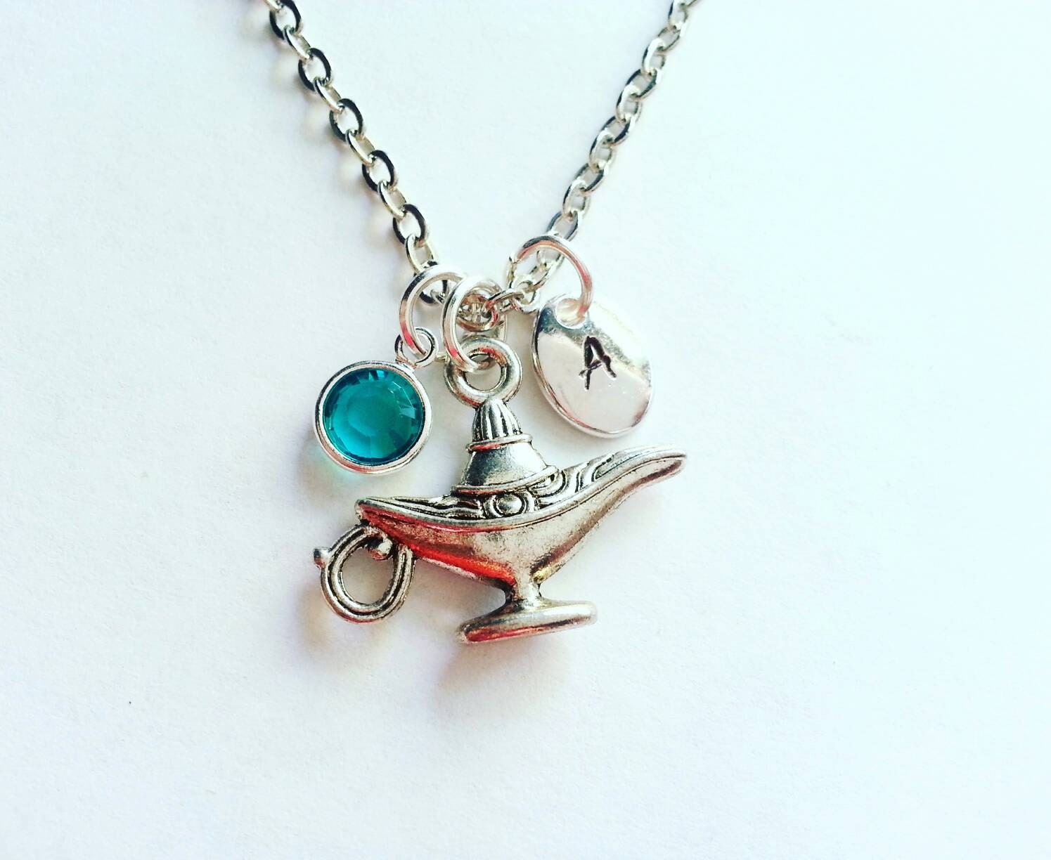 Personalisierte Silberne Wunderlampe Halskette, Genie in Der Flasche, Handgestempelte Initiale, Echter Swarovski Geburtsstein, Individuelle Länge von evilqueenjewelry