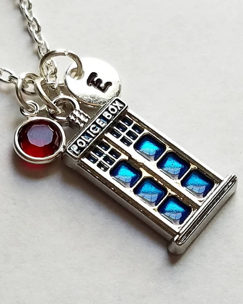 Personalisierte Tardis Blau Halskette, Polizei-Box, Echte Swarovski-Kristall, Benutzerdefinierte Länge, Hand Gestempelt Initial, Doctor Who Fan von evilqueenjewelry