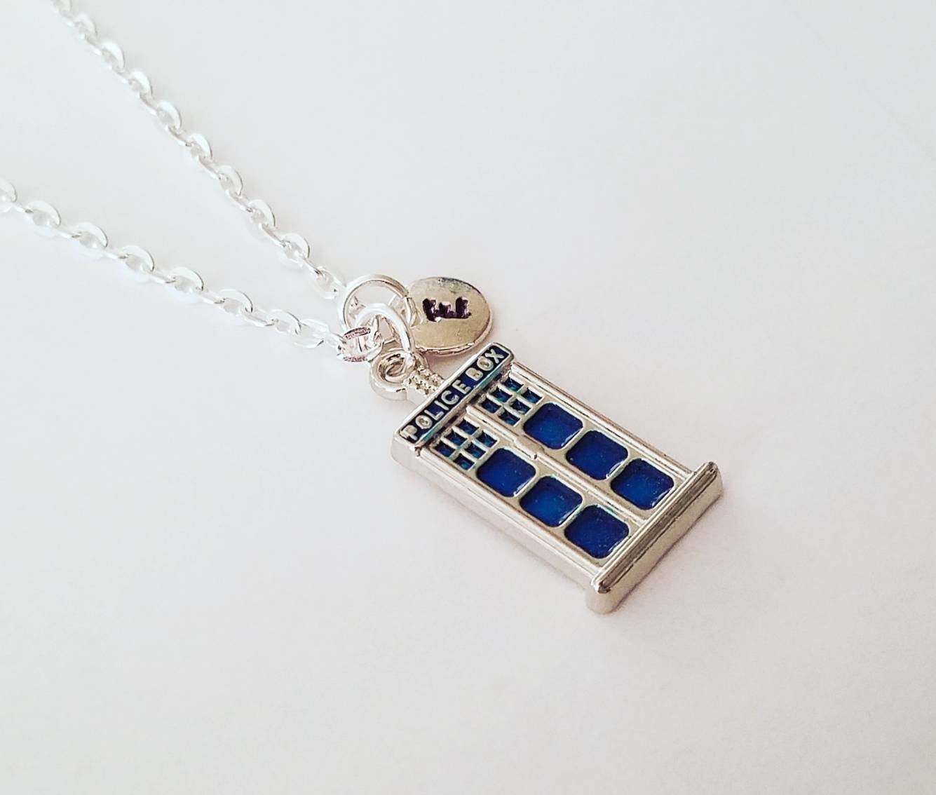 Personalisierte Tardis Halskette Mit Initail, Handgestempelt, Doctor Who Inspiriert von evilqueenjewelry
