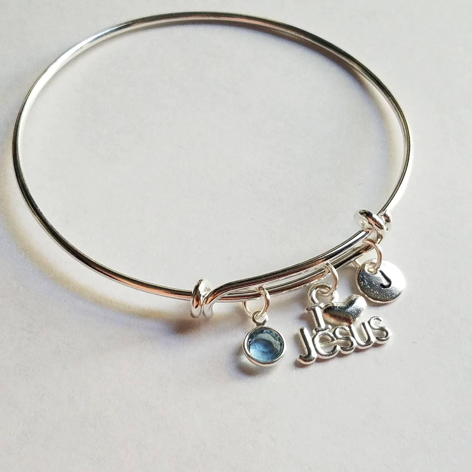Personalisierte Verstellbare Silber Armreif. Hand Gestempelt Initial, Echte Swarovski Birthstone Kristall, Ich Liebe Jesus, Religiöse Schmuck von evilqueenjewelry