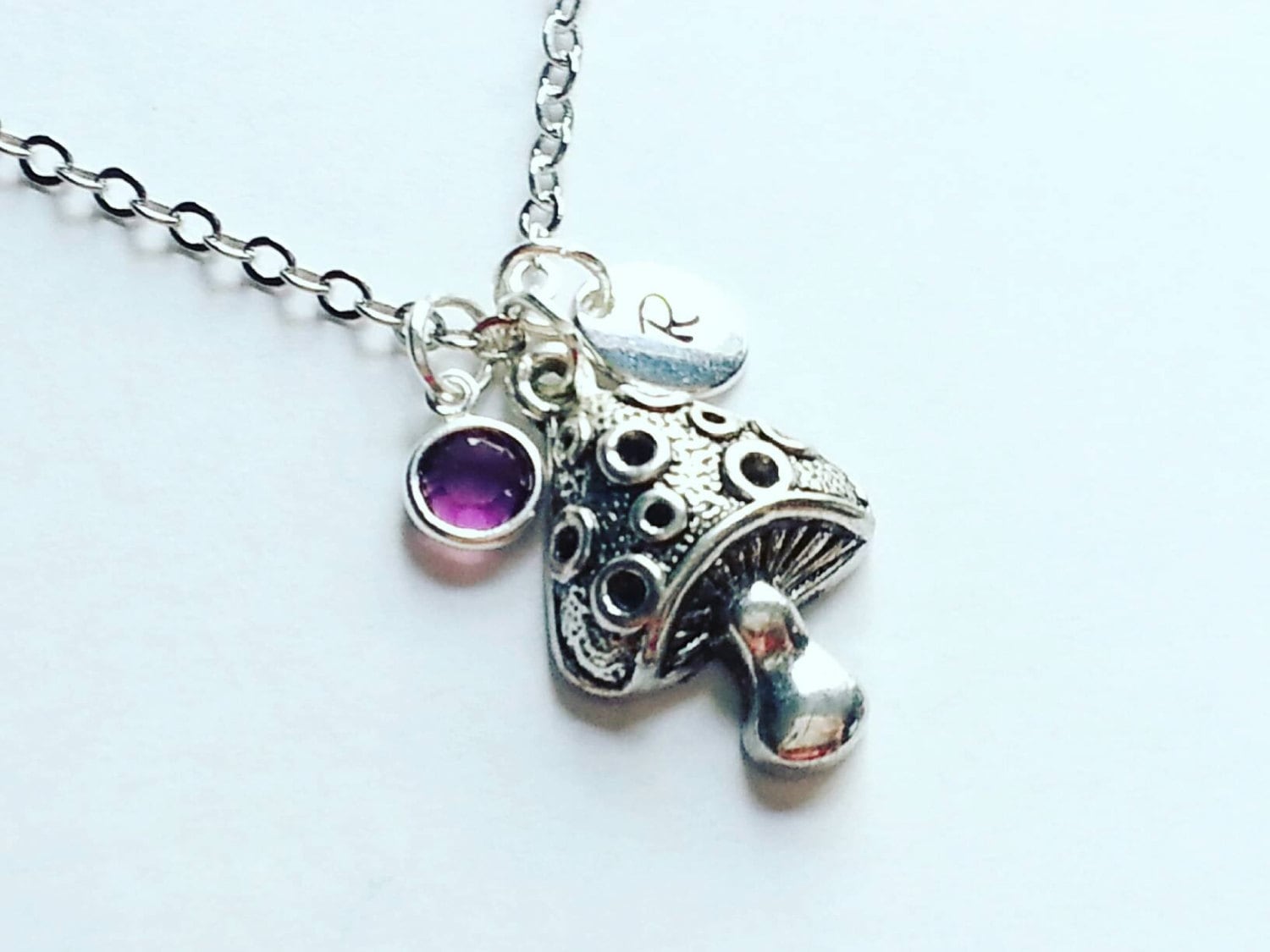 Personalisierte Zauberpilz Kette, Echter Swarovski Geburtsstein, Handgestempelte Initiale, Alice Im Wunderland von evilqueenjewelry
