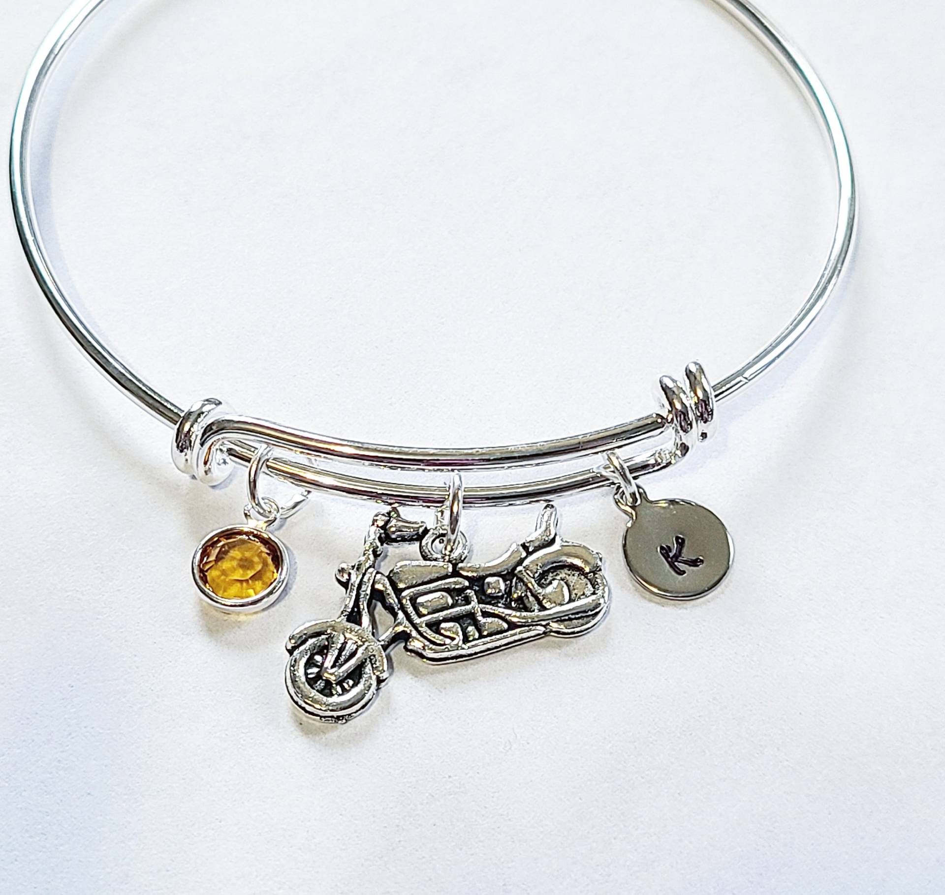 Personalisiertes Silber Motorrad Armband, Hand Gestempelt Initial, Echter Swarovski Birthstone Kristall, Verstellbarer Versilberter Armreif von evilqueenjewelry