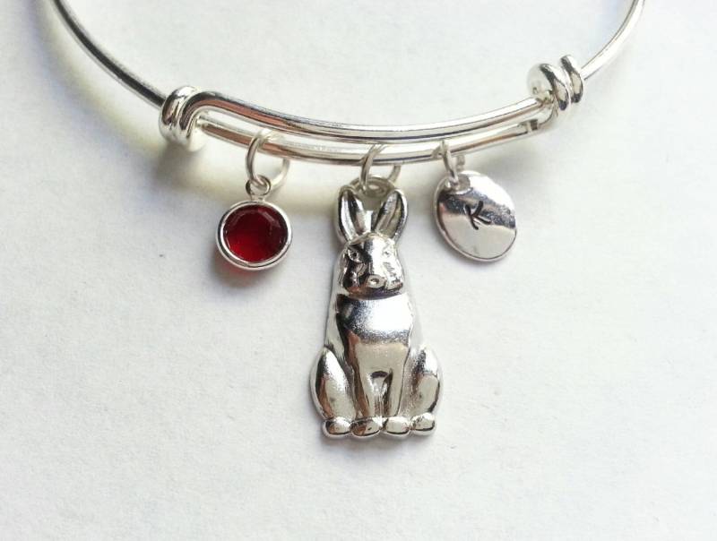 Personalisiertes Silbernes Hasen Armband, Verstellbarer Armreif, Swarovski Geburtsstein Kristall, Handgestempelte Initiale von evilqueenjewelry