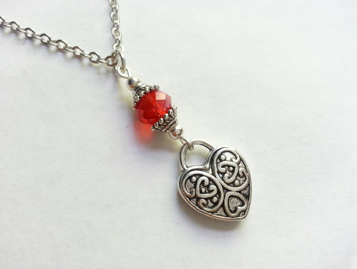 Silber Graviert Herz Halskette, Rotes Glas Kristall, Benutzerdefinierte Wahl Der Länge von evilqueenjewelry